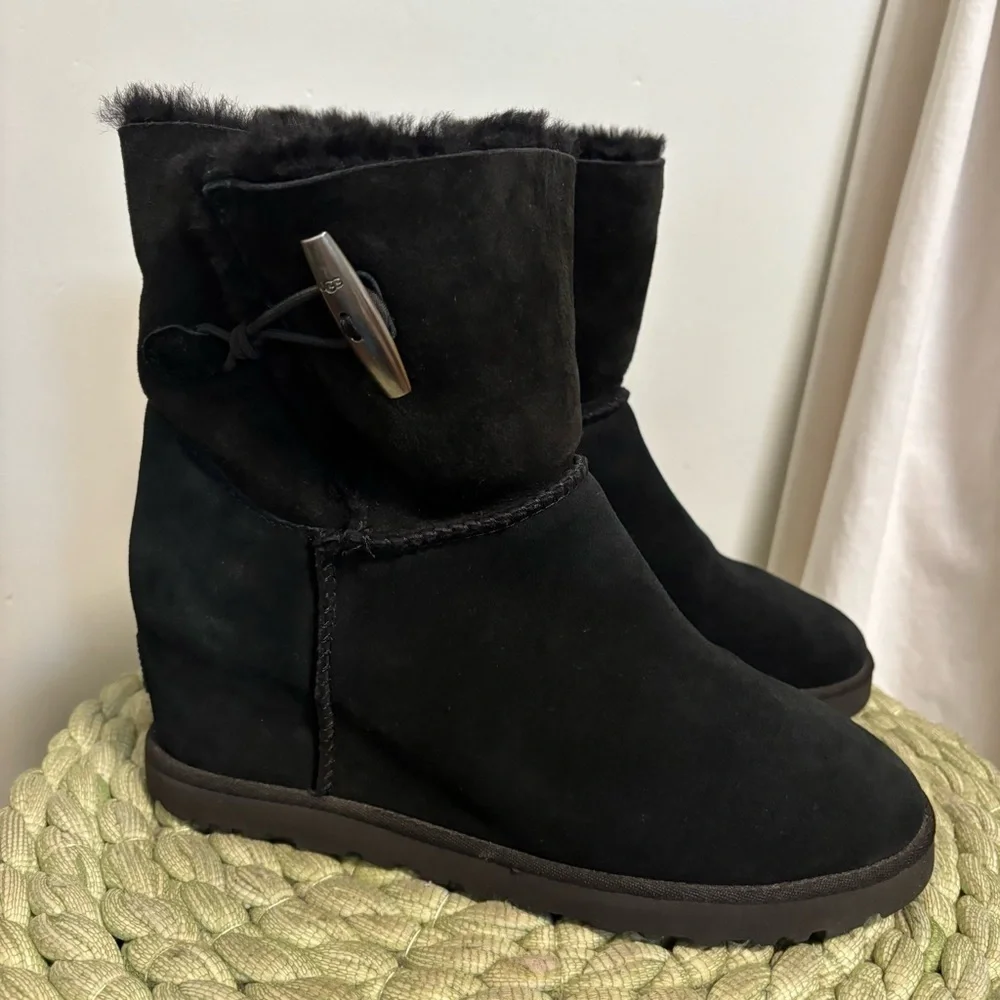 UGG Black Suede Classic Femme Toggle Hidden Wedge Boot Size 9.5
